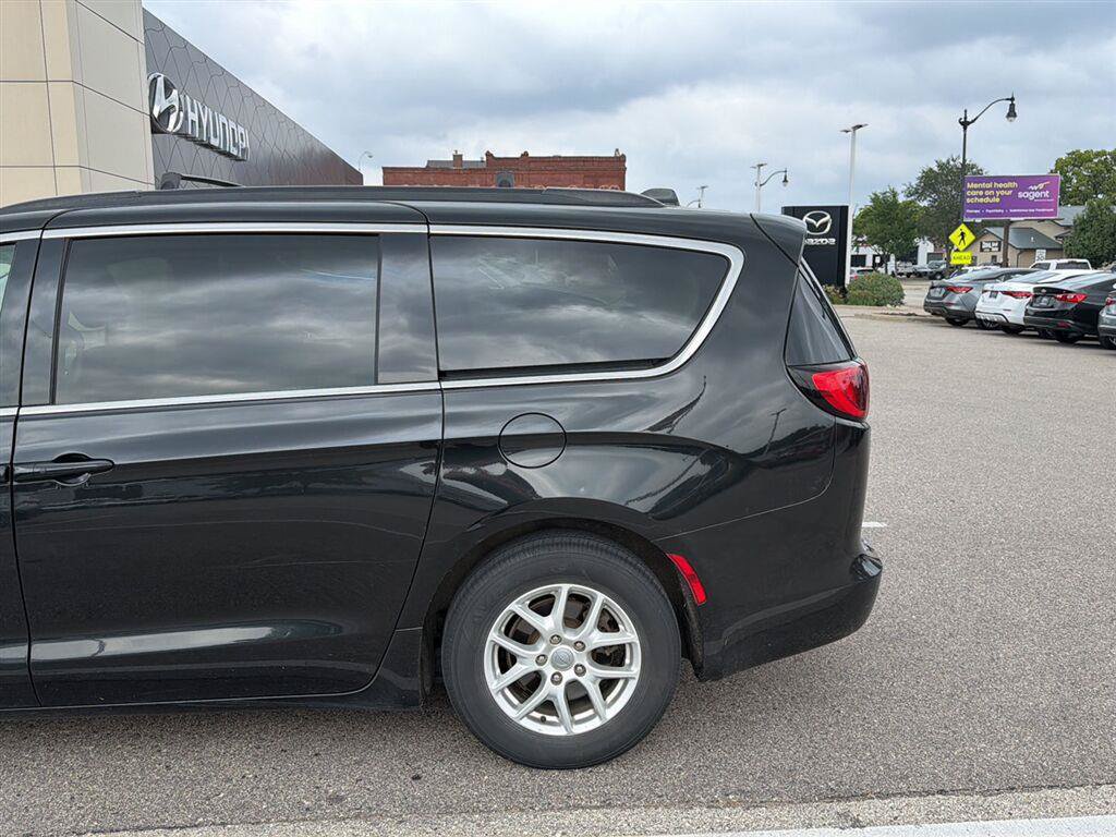 Used 2020 Chrysler Voyager Lxi FWD image 5