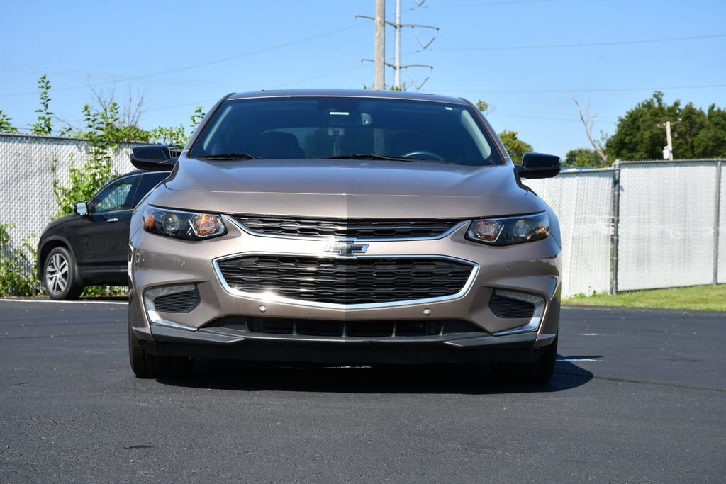 Used 2018 Chevrolet Malibu Hybrid w/ Leather Package FWD image 2