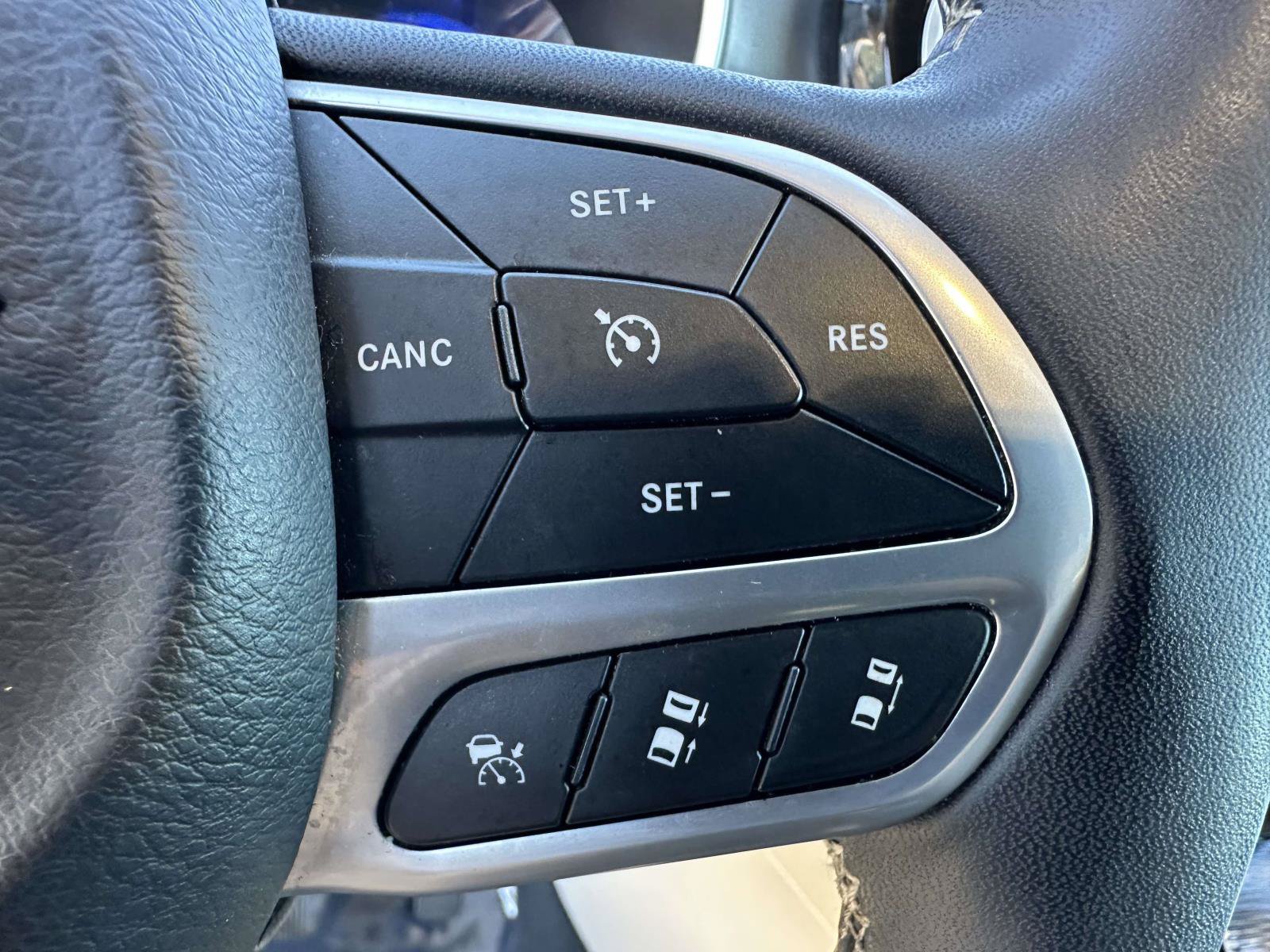 Used 2024 Chrysler Pacifica Touring-L FWD image 17
