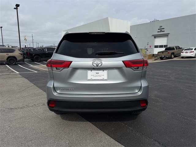 Used 2019 Toyota Highlander LE image 3