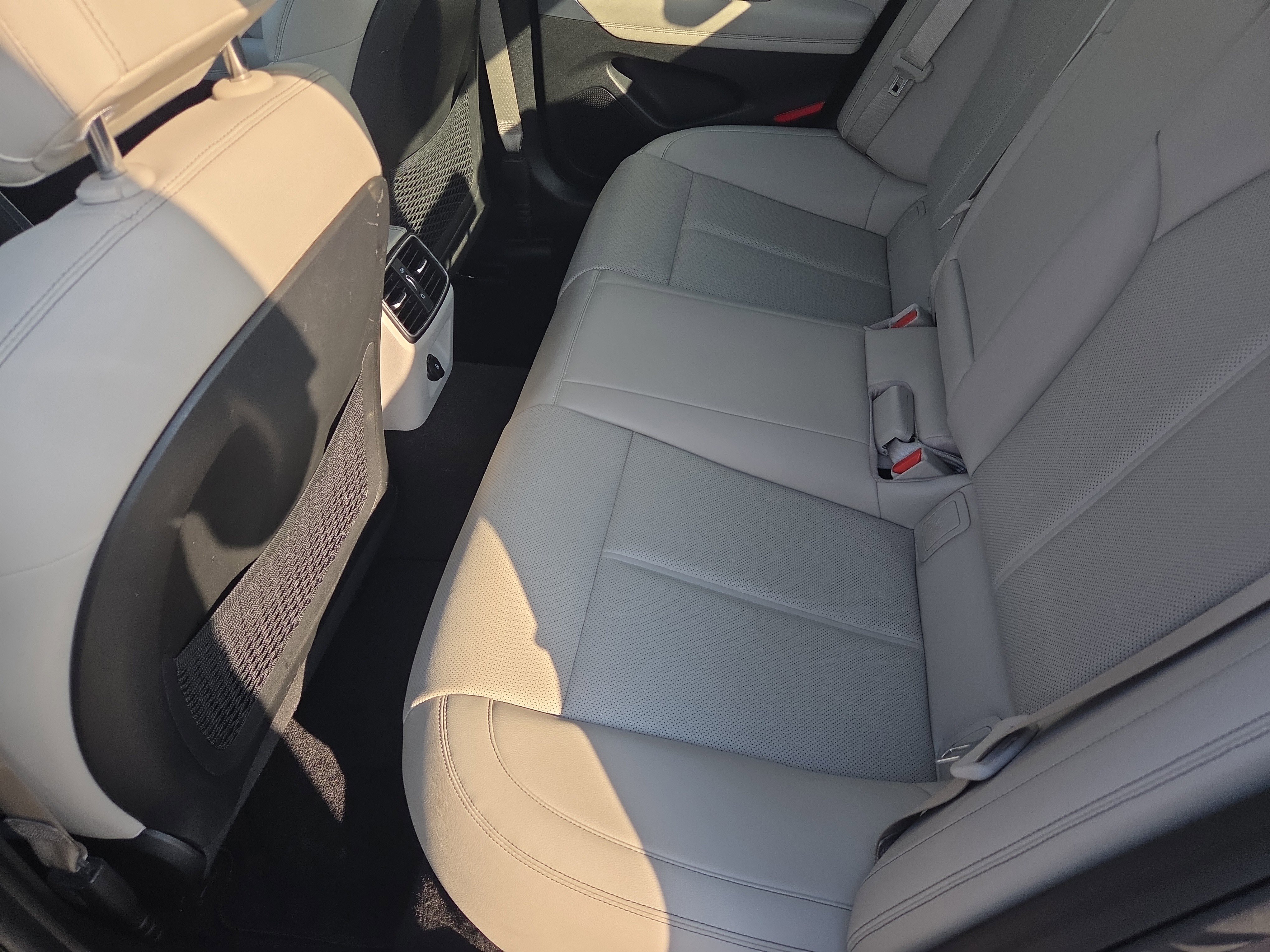 Used 2023 Genesis G70 2.0T image 13