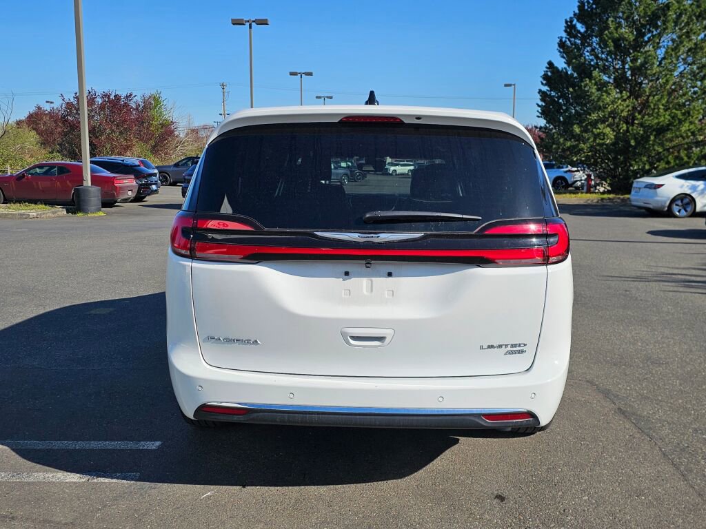 Used 2026 Chrysler Pacifica Limited image 6