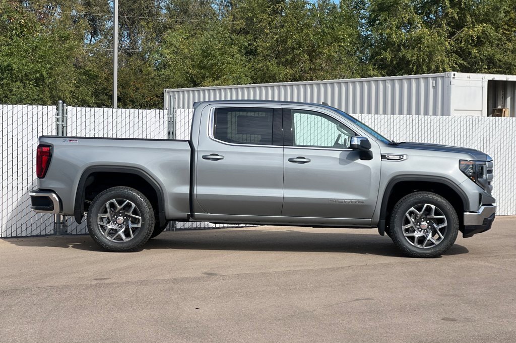 New 2026 GMC Sierra 1500 SLE image 3