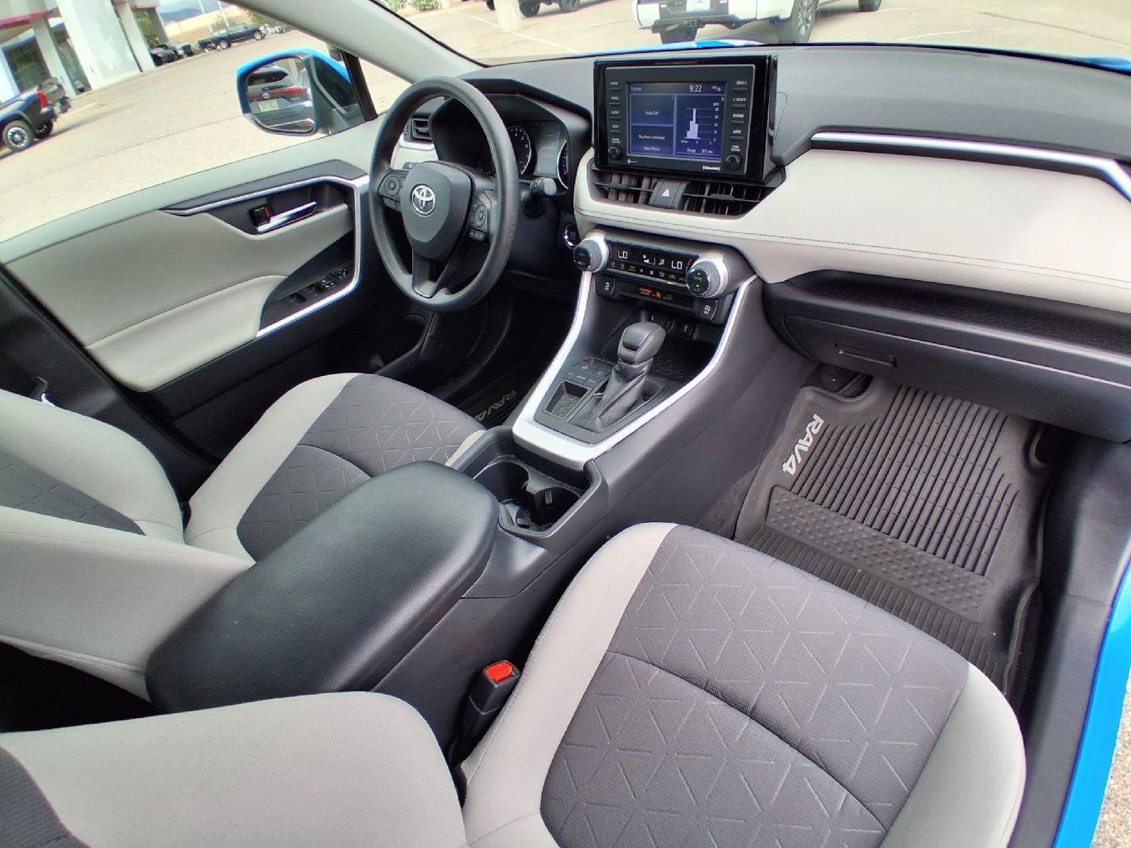 Used 2020 Toyota RAV4 XLE w/ Convenience Package FWD image 28