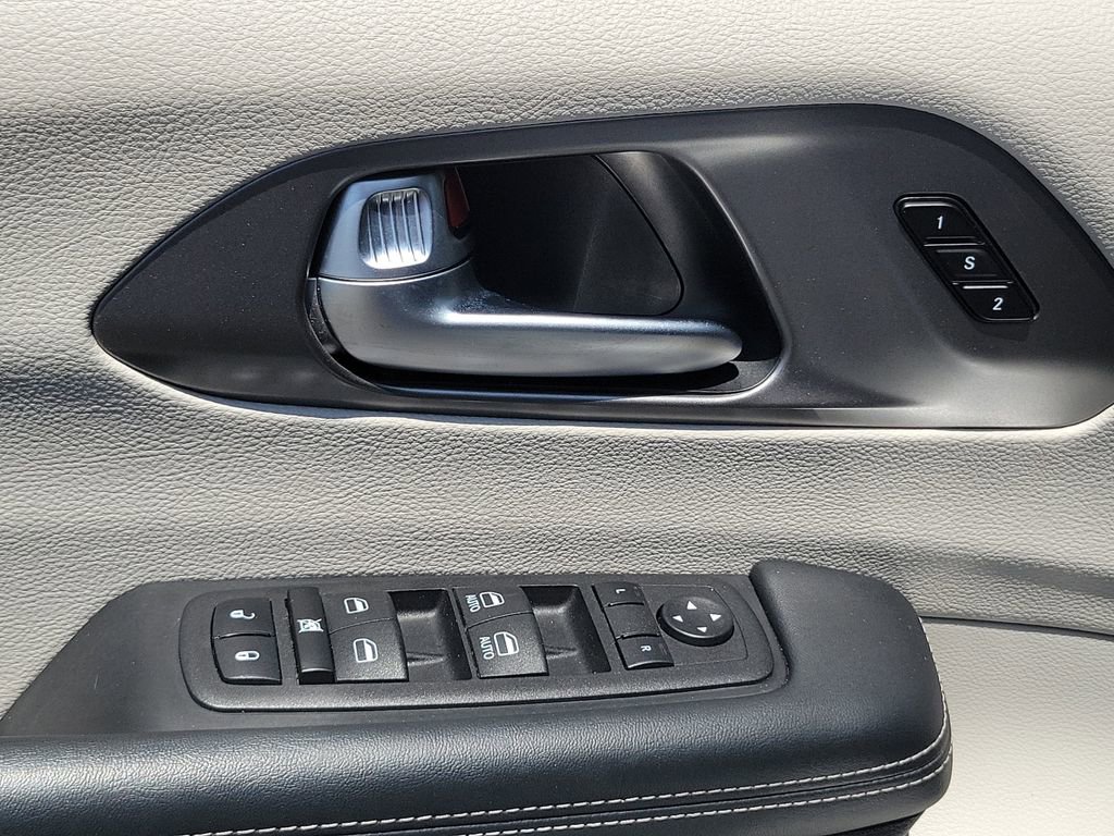Used 2023 Chrysler Pacifica Touring-L FWD image 17