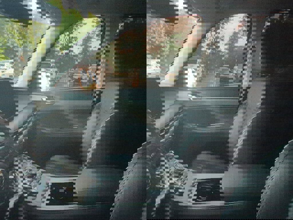 Used 2023 Hyundai Palisade SEL w/ Premium Package FWD image 2