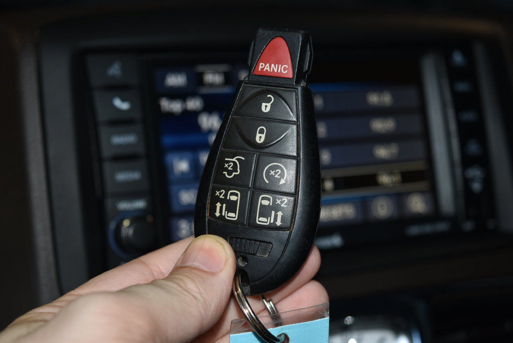 Used 2015 Chrysler Town & Country Touring-L w/ Driver Convenience Group FWD image 17