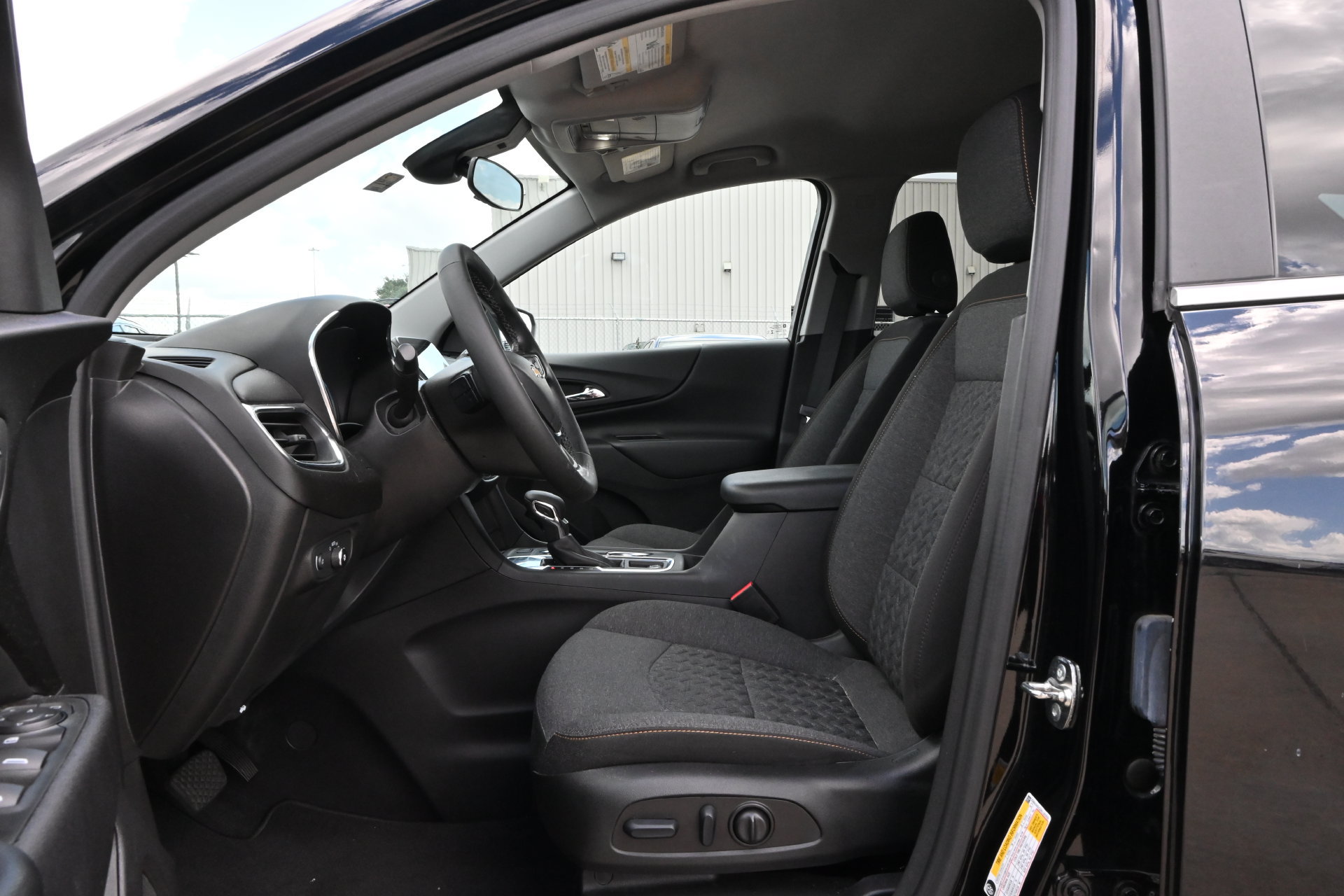 Used 2024 Chevrolet Equinox LT FWD image 17