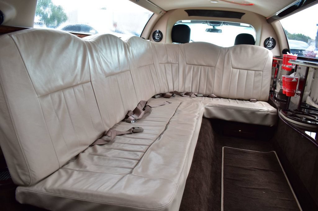 Used 2007 Lincoln Town Car Executive RWD image 24