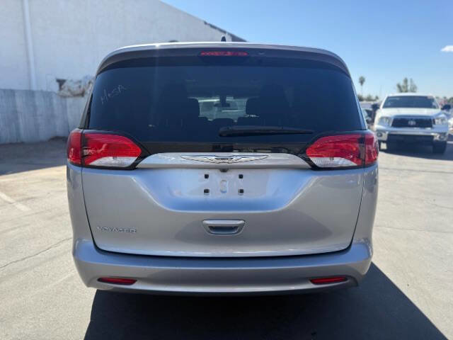 Used 2021 Chrysler Voyager LX image 5
