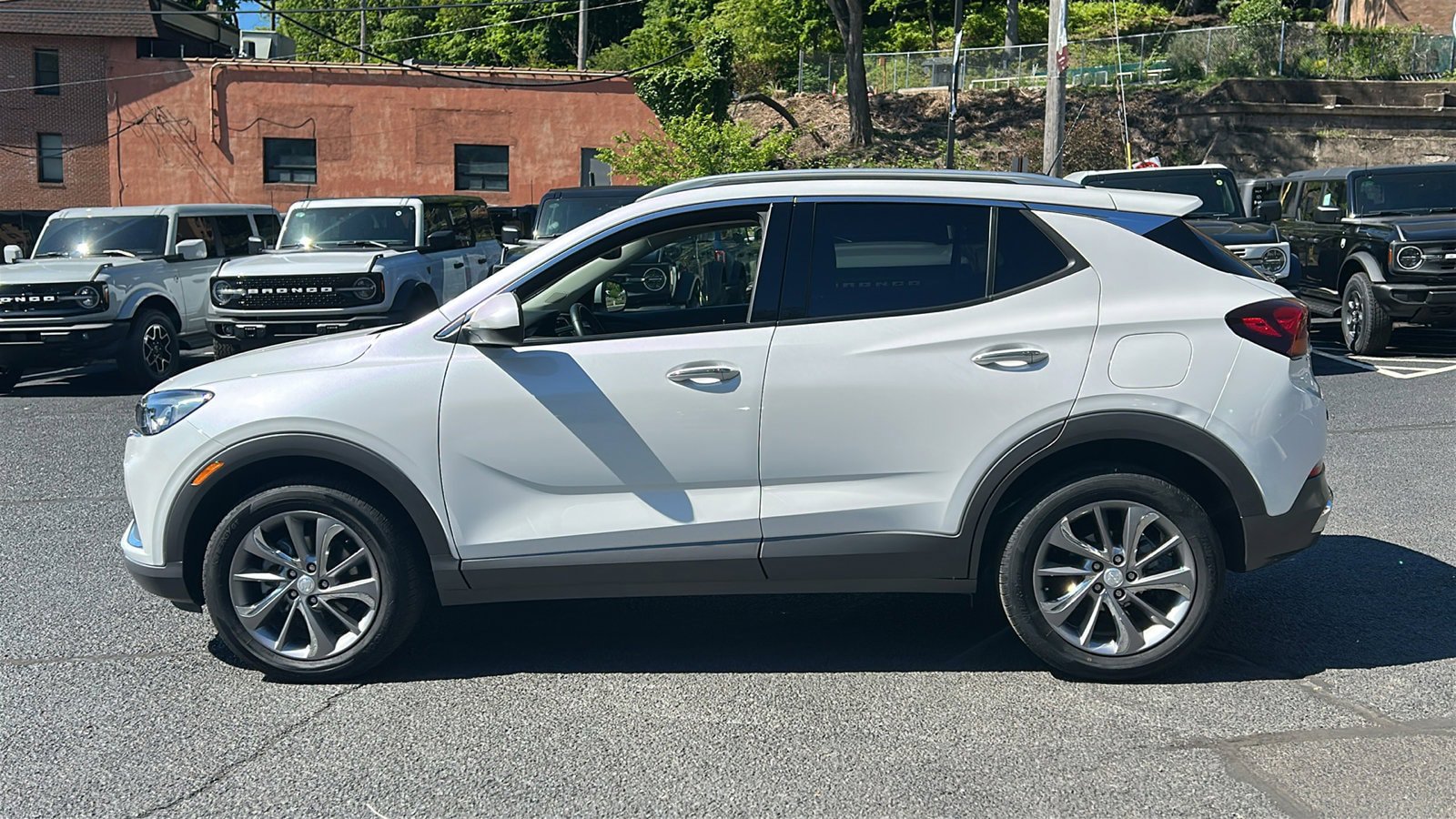 Used 2023 Buick Encore GX Essence w/ Experience Buick Package AWD/4WD image 2