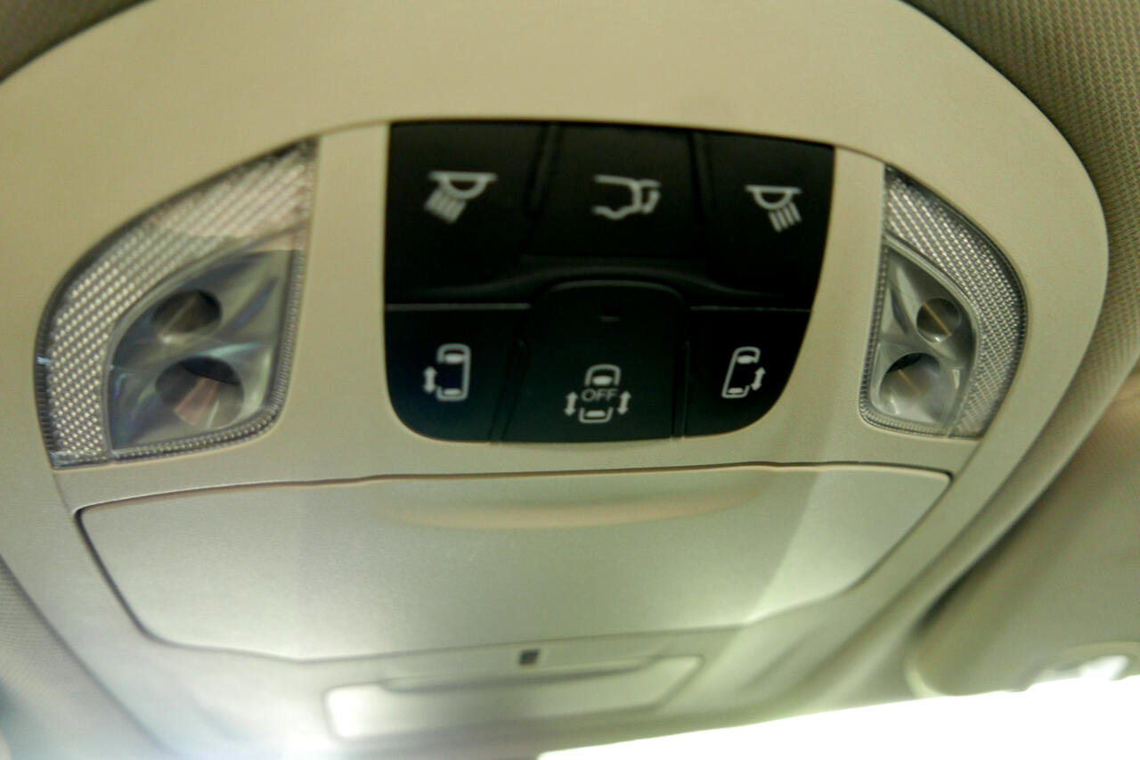 Used 2022 Chrysler Voyager LX image 13