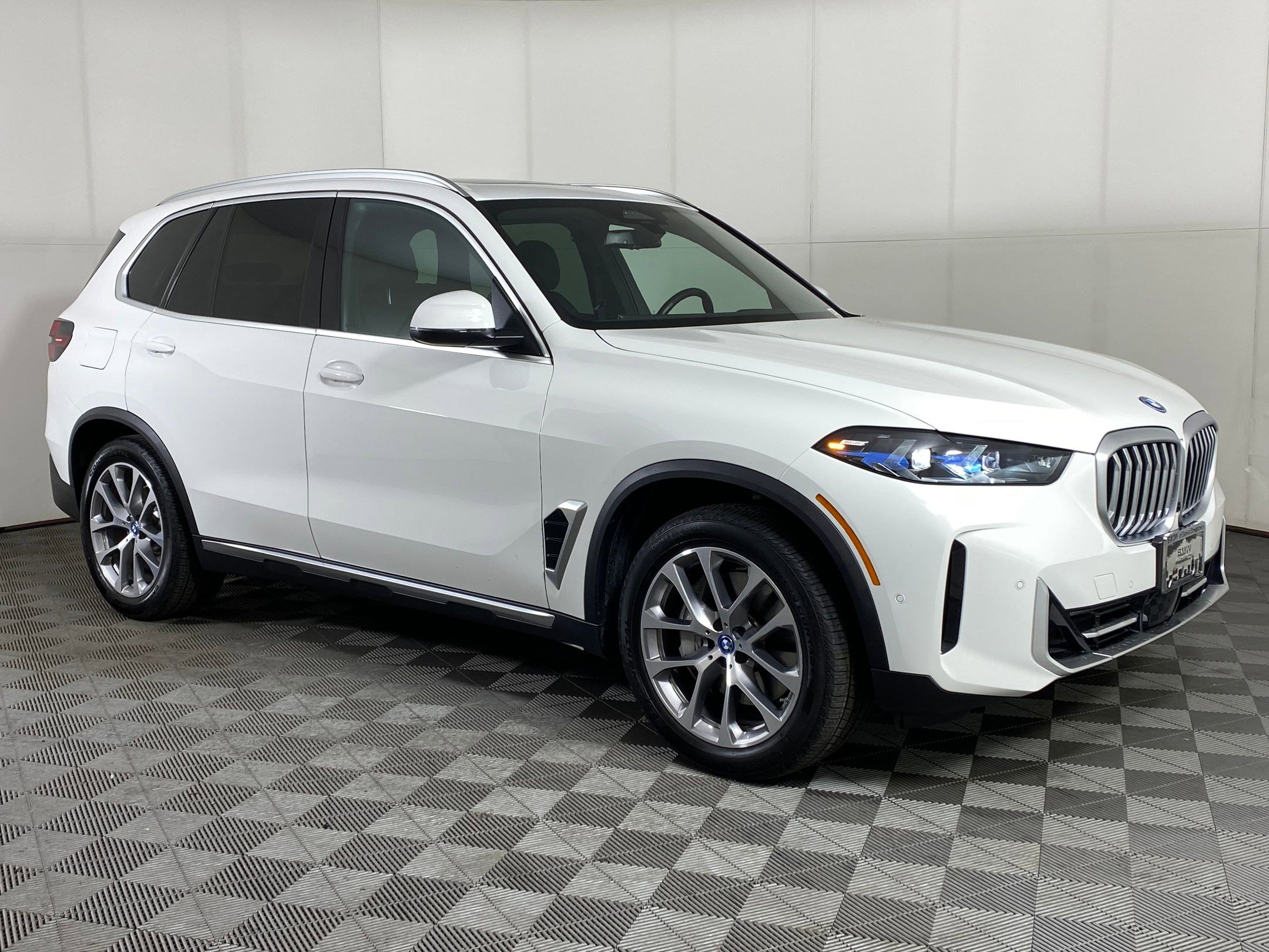 Used 2025 BMW X5 xDrive50e w/ Premium Package image 7