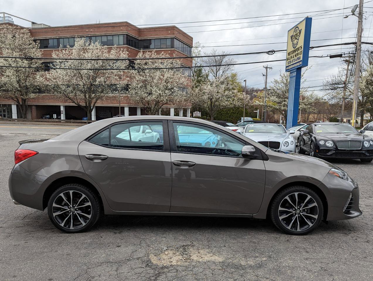 Used 2017 Toyota Corolla SE w/ SE Premium Package FWD image 6