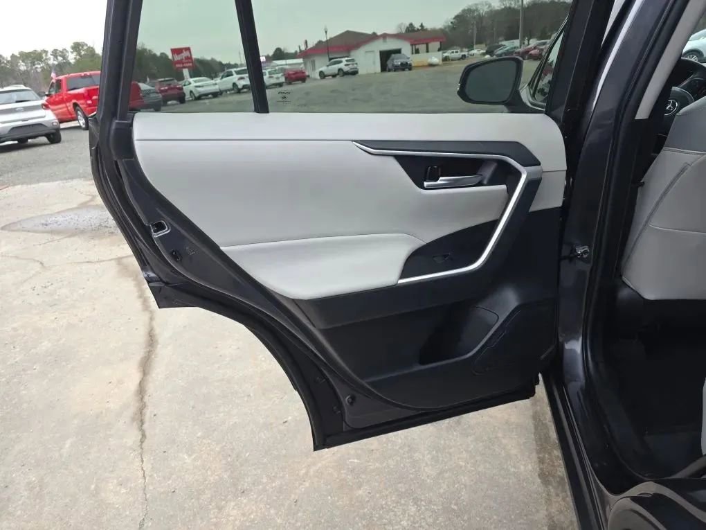 Used 2021 Toyota RAV4 XLE Premium image 45