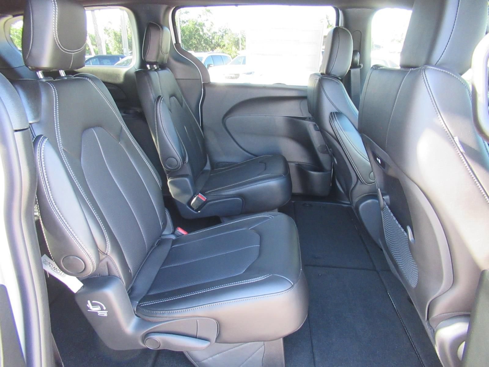 New 2027 Chrysler Pacifica Select FWD image 29