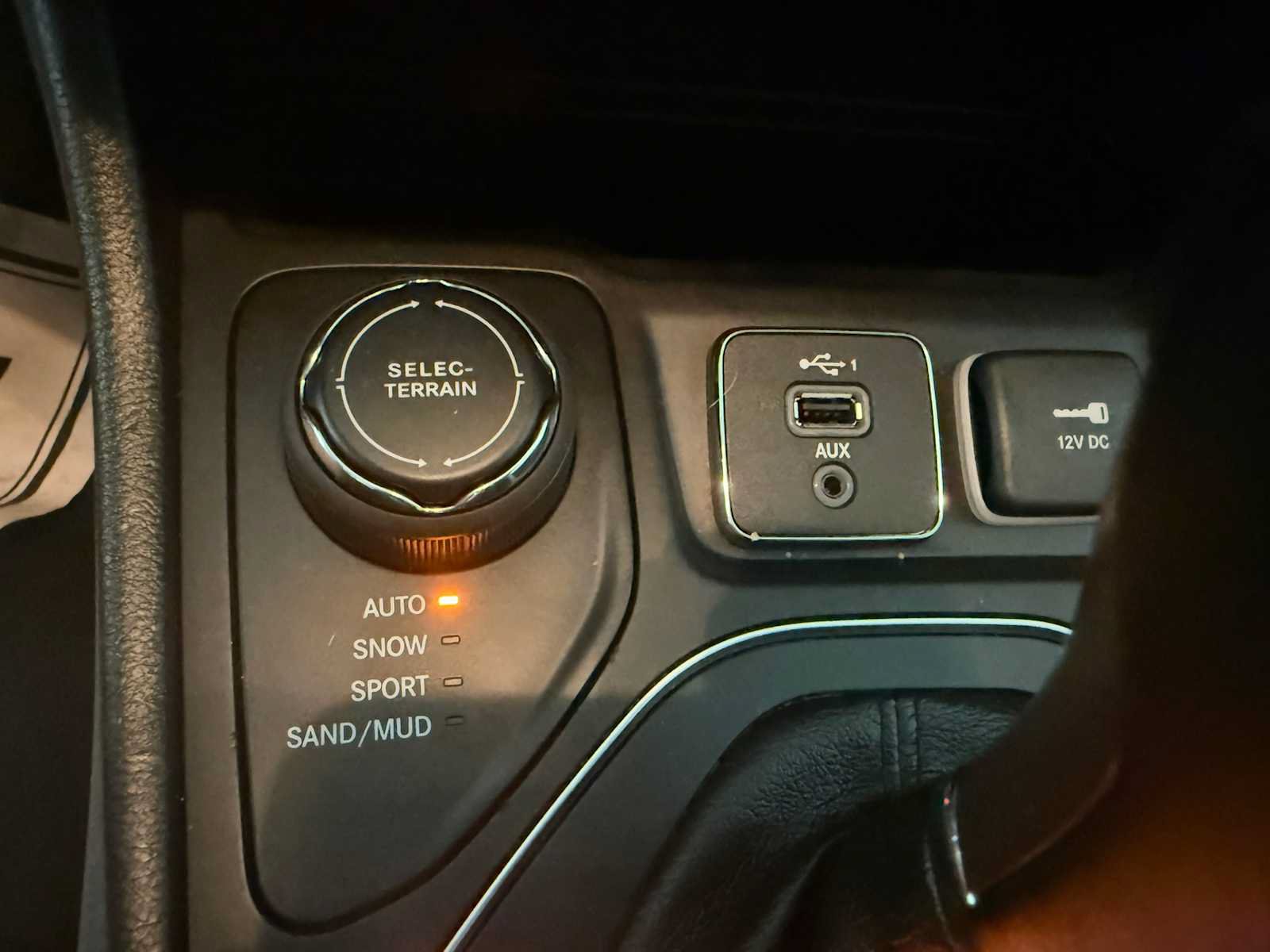 Used 2019 Jeep Cherokee Latitude Plus w/ Cold Weather Group AWD/4WD image 34