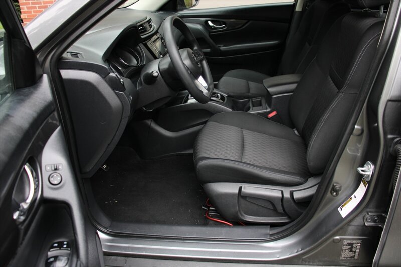 Used 2017 Nissan Rogue S image 5