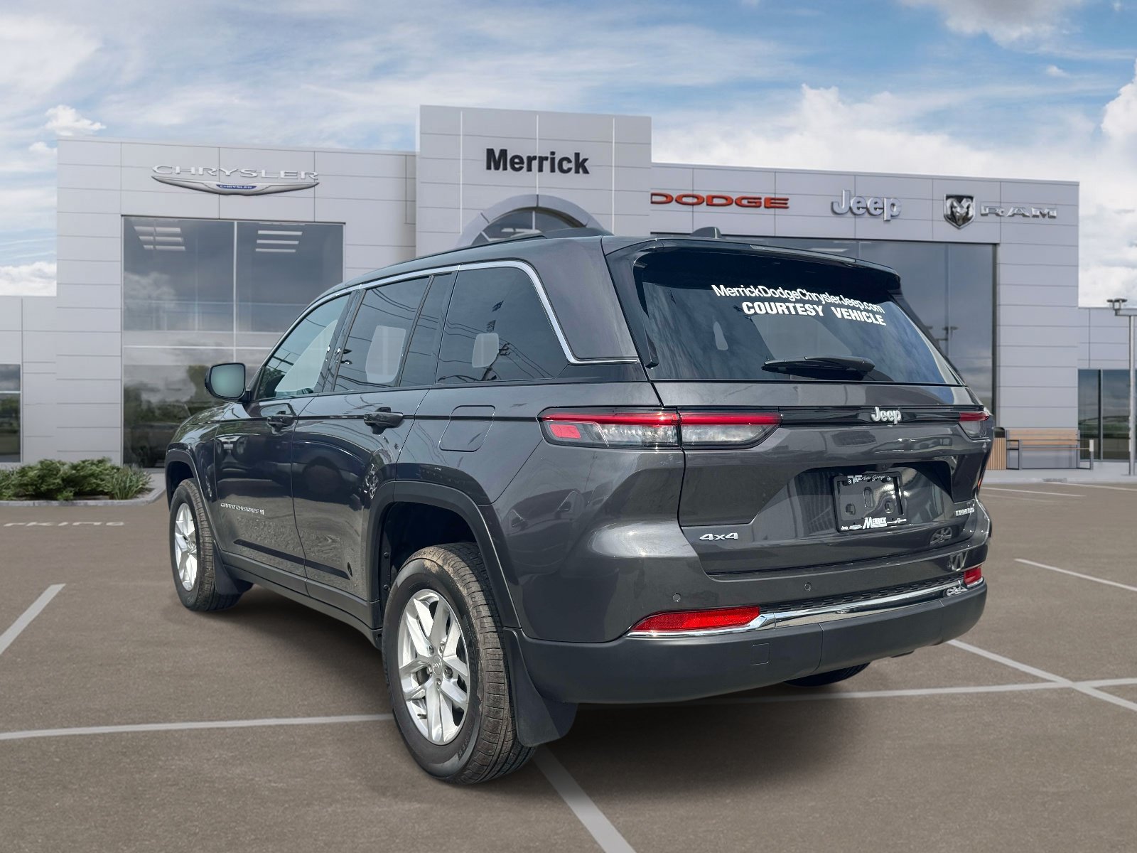 Used 2026 Jeep Grand Cherokee Laredo X AWD/4WD image 8