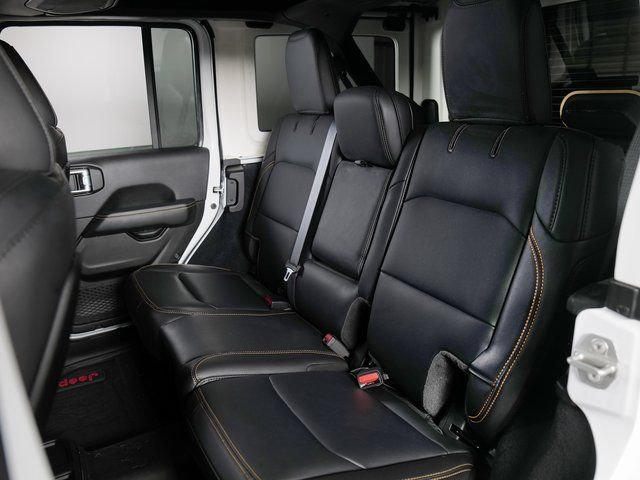 Used 2024 Jeep Wrangler Unlimited Sahara w/ Technology Group AWD/4WD image 5