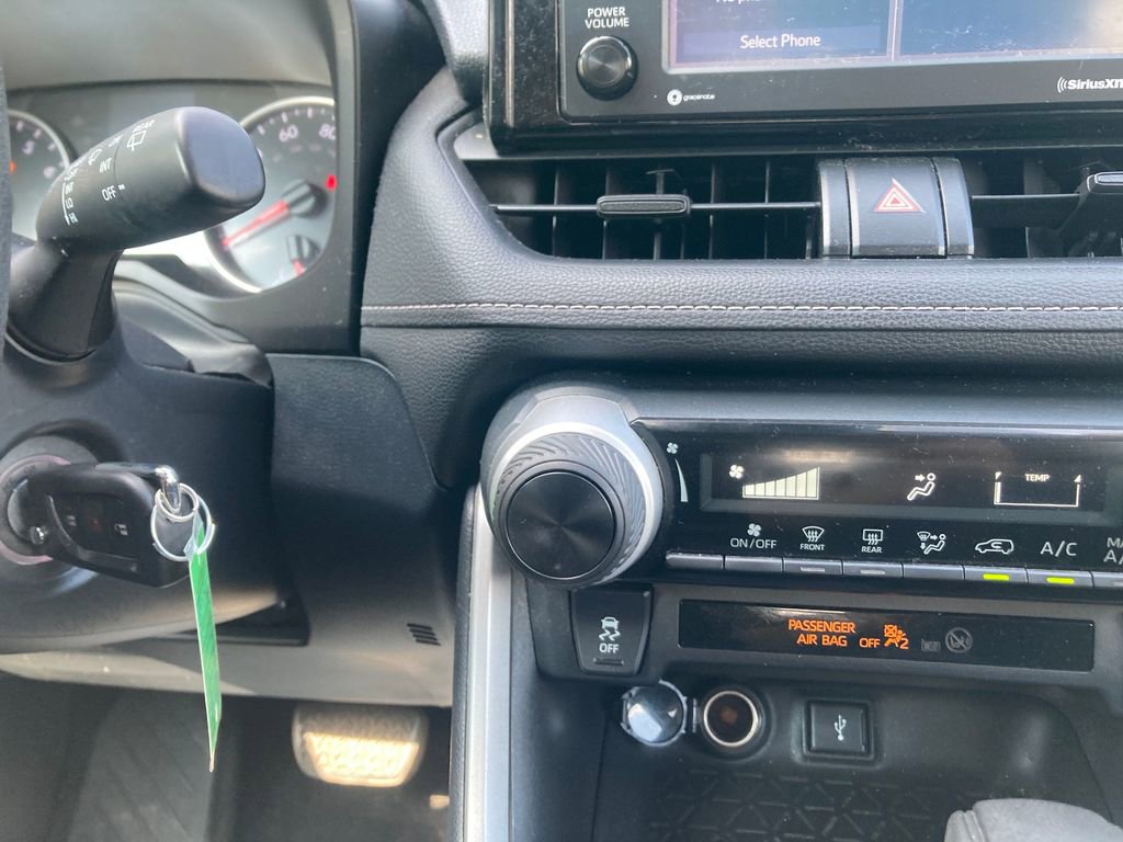 Used 2020 Toyota RAV4 LE image 20