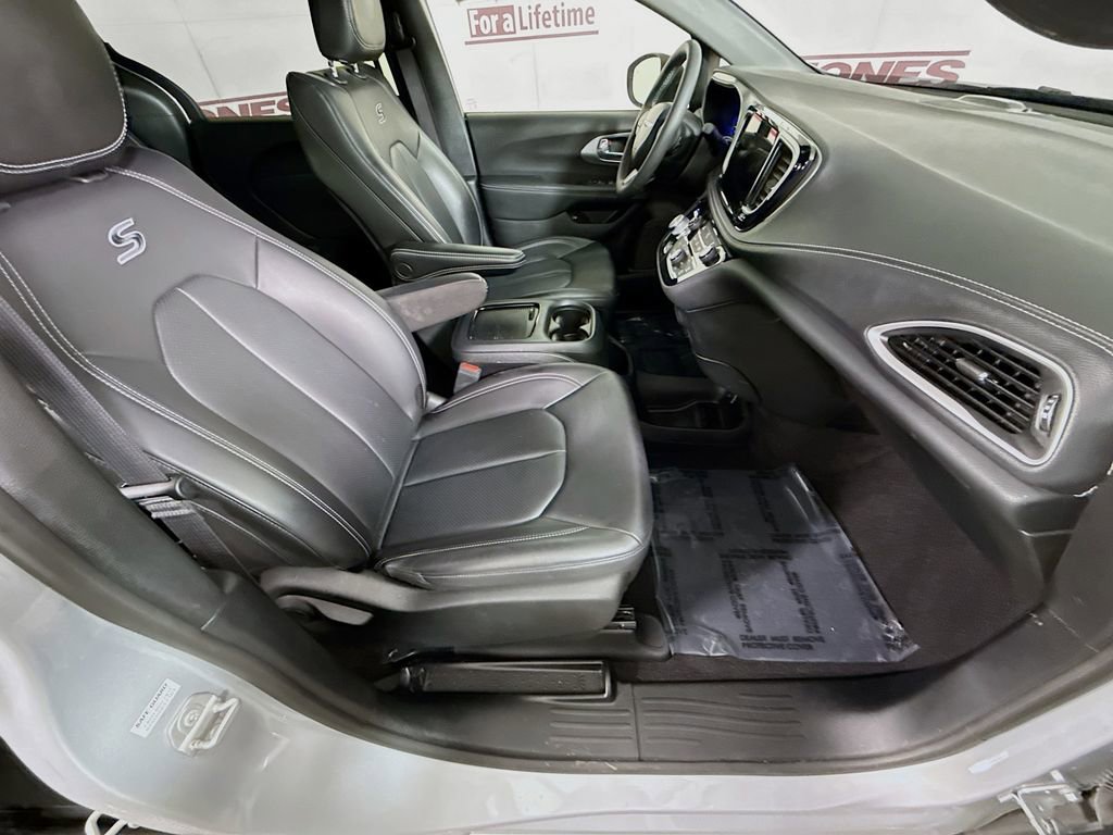 Used 2023 Chrysler Pacifica Touring-L w/ S Appearance Package image 33