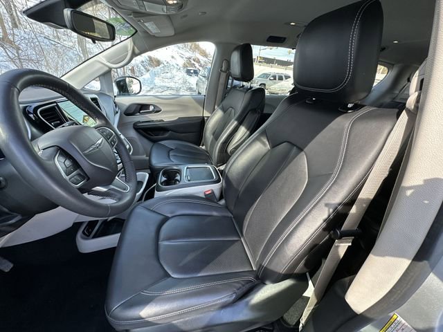 Used 2024 Chrysler Pacifica Touring-L image 15