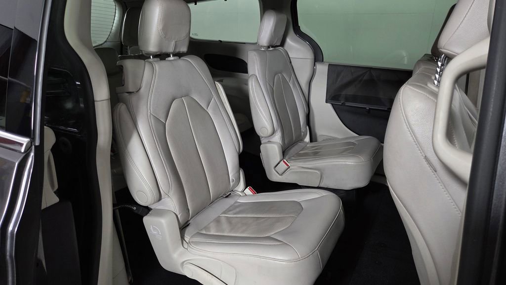 Used 2021 Chrysler Pacifica Touring-L FWD image 32