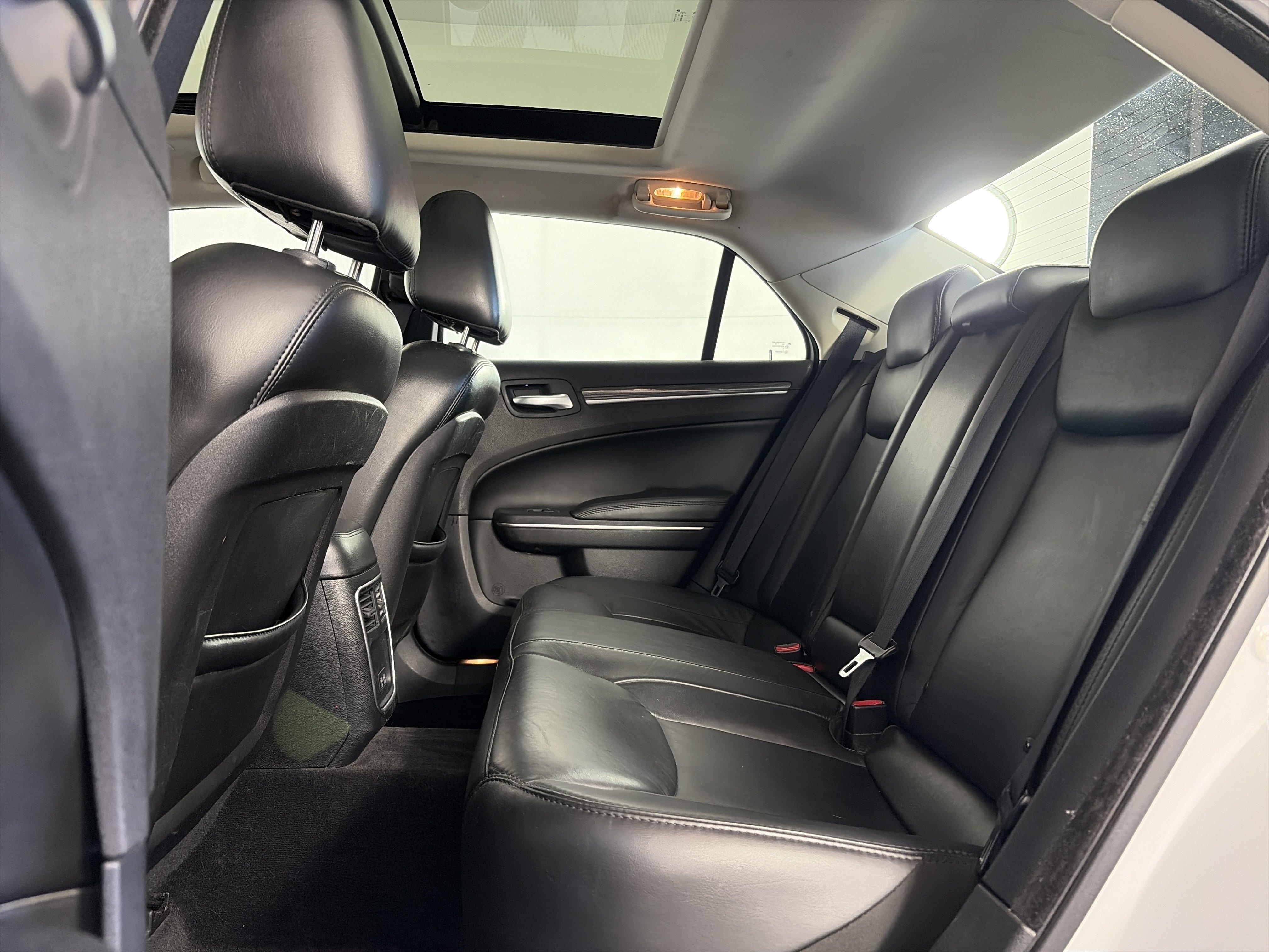Used 2017 Chrysler 300 Touring w/ Value Package RWD image 7