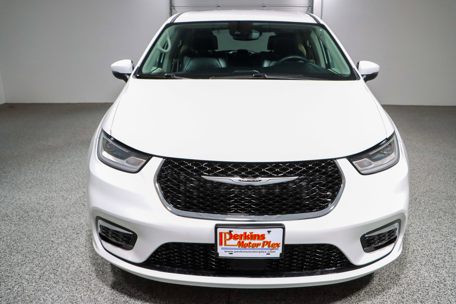 Used 2023 Chrysler Pacifica Touring-L image 4