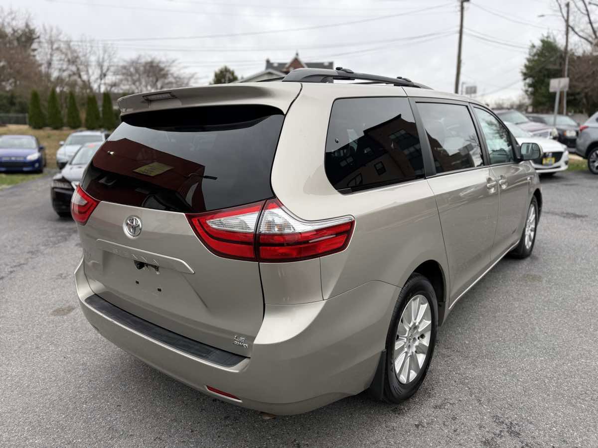 Used 2016 Toyota Sienna LE image 7