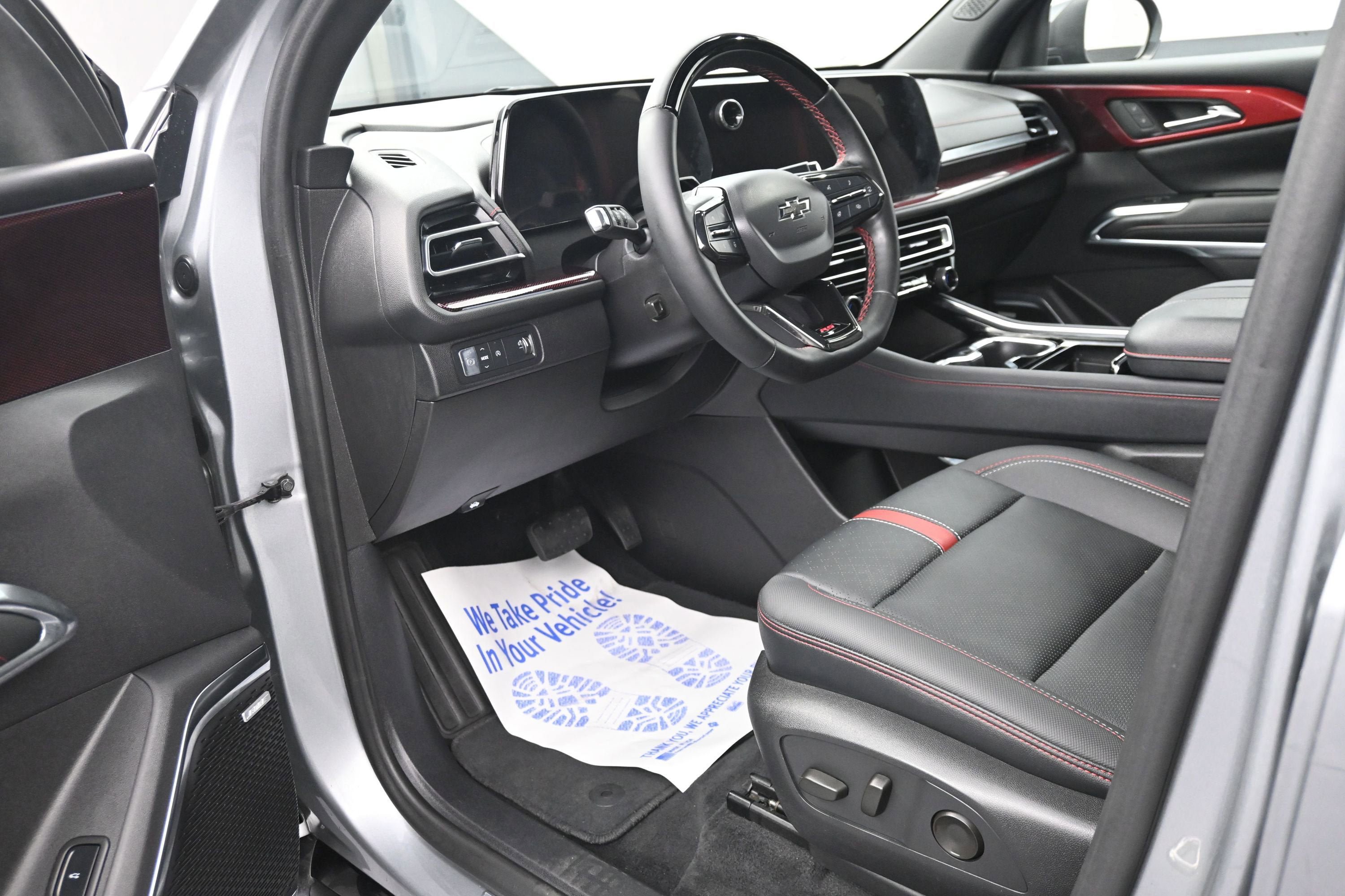 Used 2024 Chevrolet Traverse RS FWD image 9