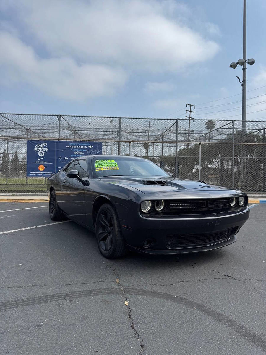 Used 2018 Dodge Challenger SXT image 4