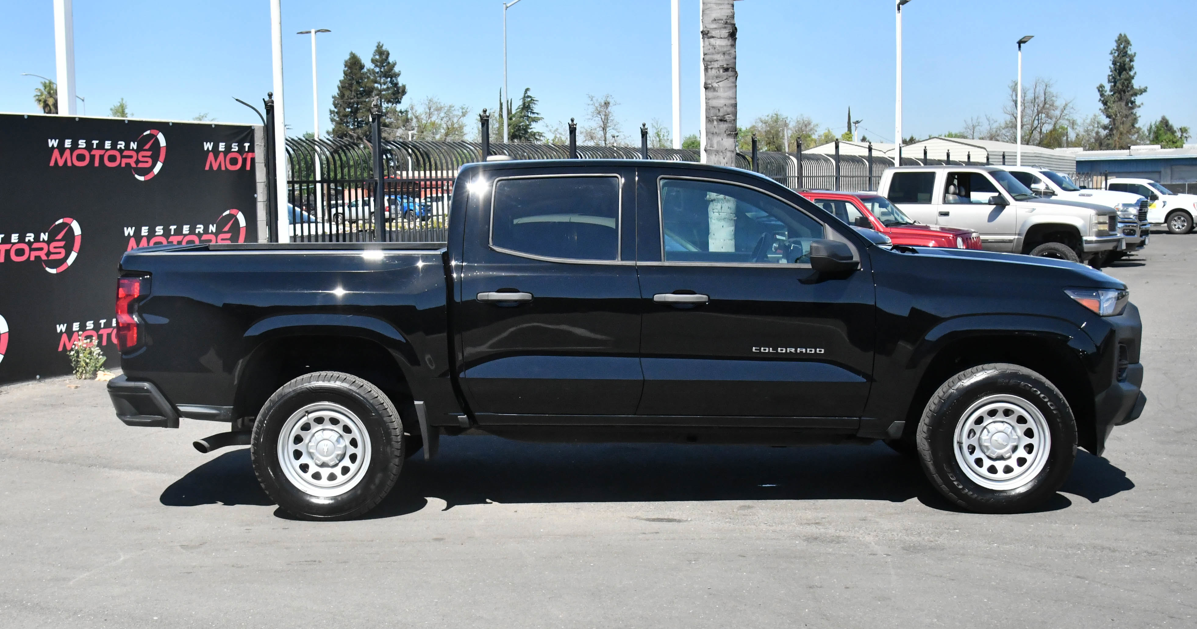 Used 2023 Chevrolet Colorado W/T image 9