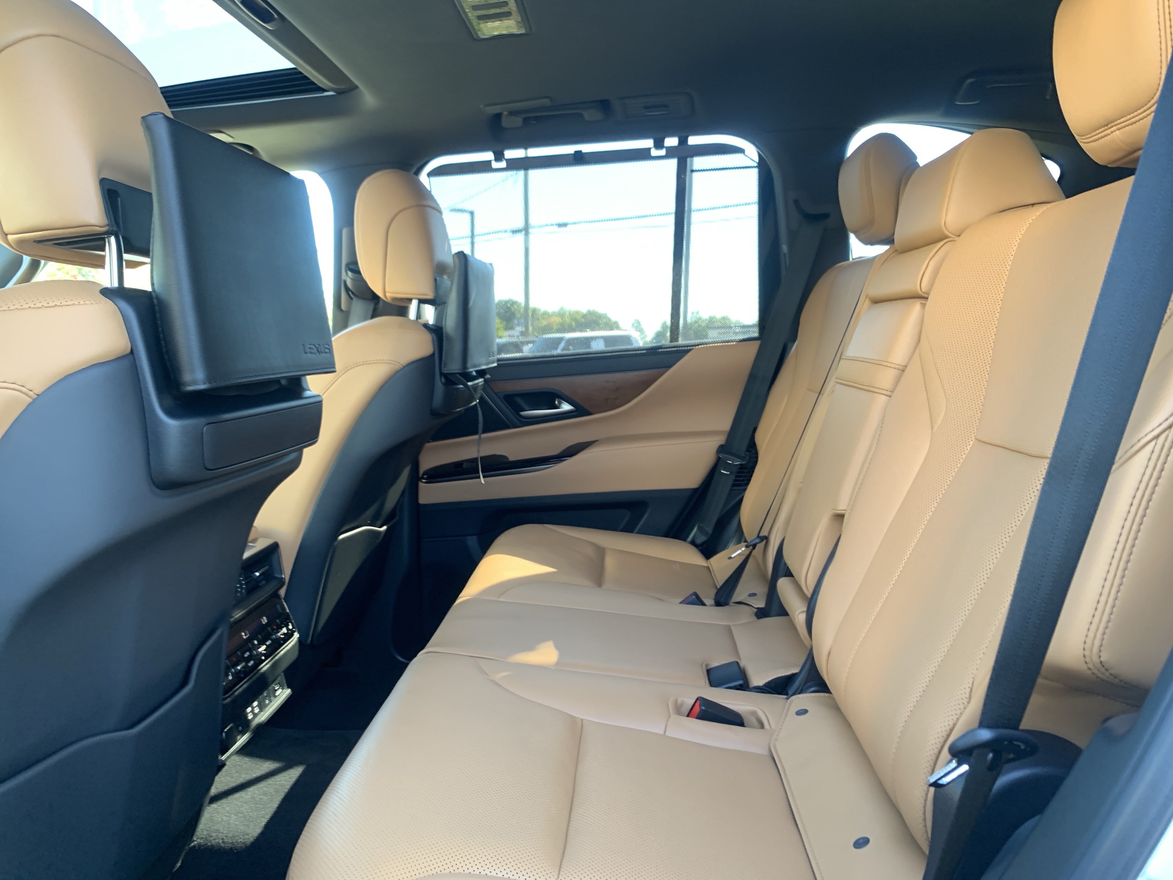 Used 2023 Lexus LX 600 4WD w/ Luxury Package image 32