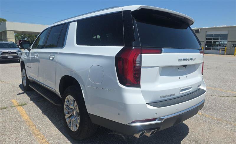 Used 2025 GMC Yukon XL Denali AWD/4WD image 11