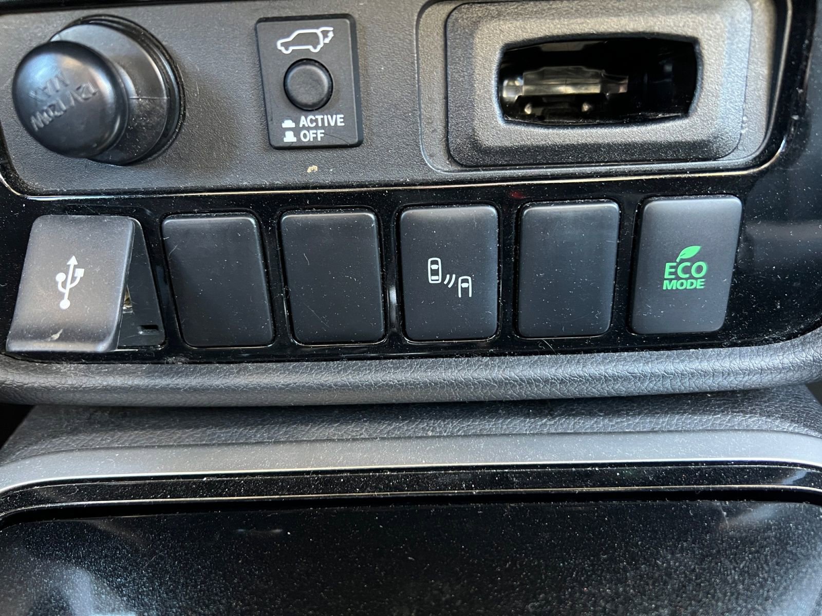 Used 2020 Mitsubishi Outlander SE image 24