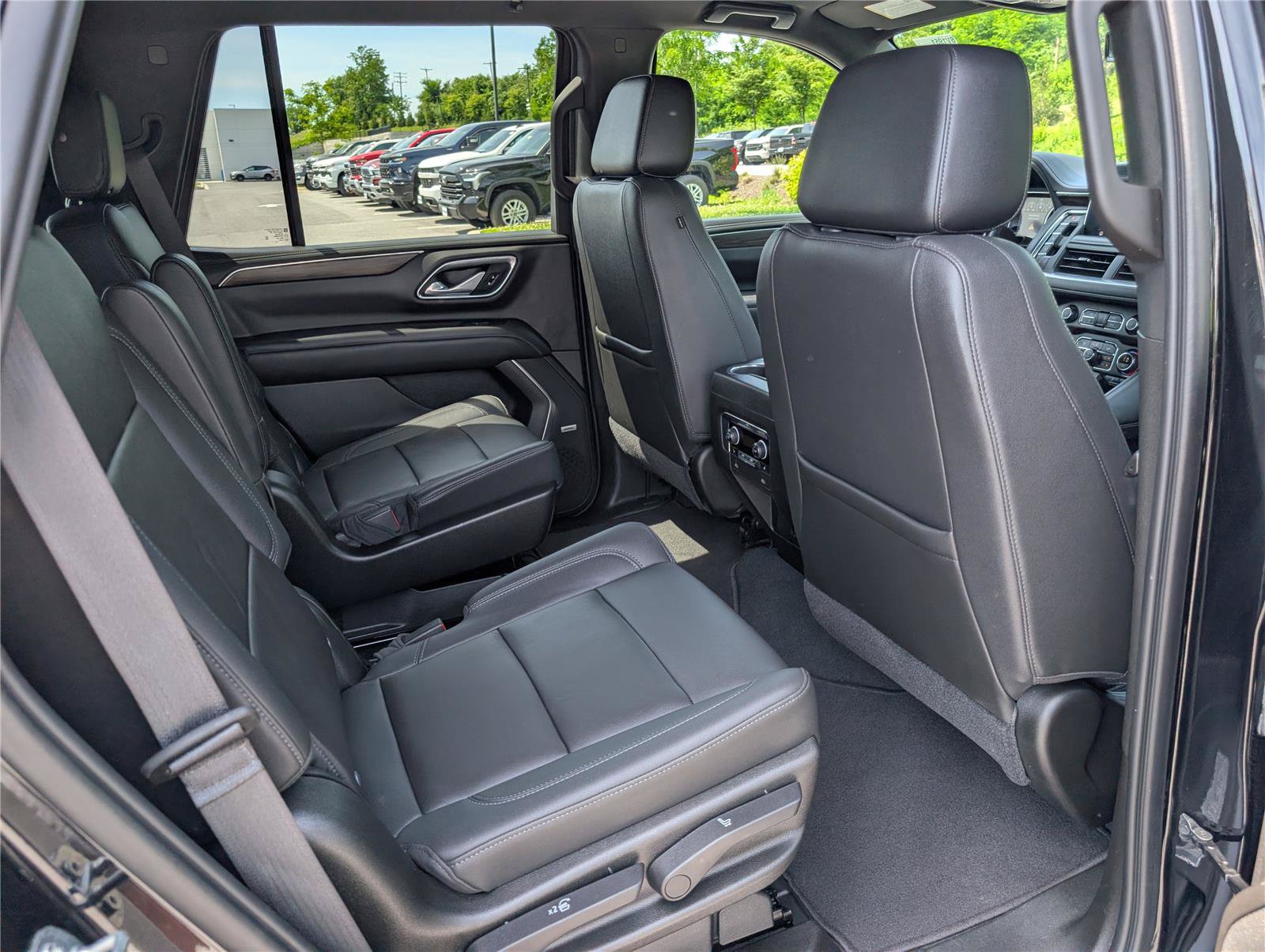 Used 2021 Chevrolet Tahoe Z71 w/ Z71 Off-Road Package AWD/4WD image 11