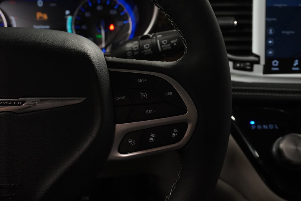 New 2023 Chrysler Pacifica Limited w/ Uconnect Theater Family Group image 29