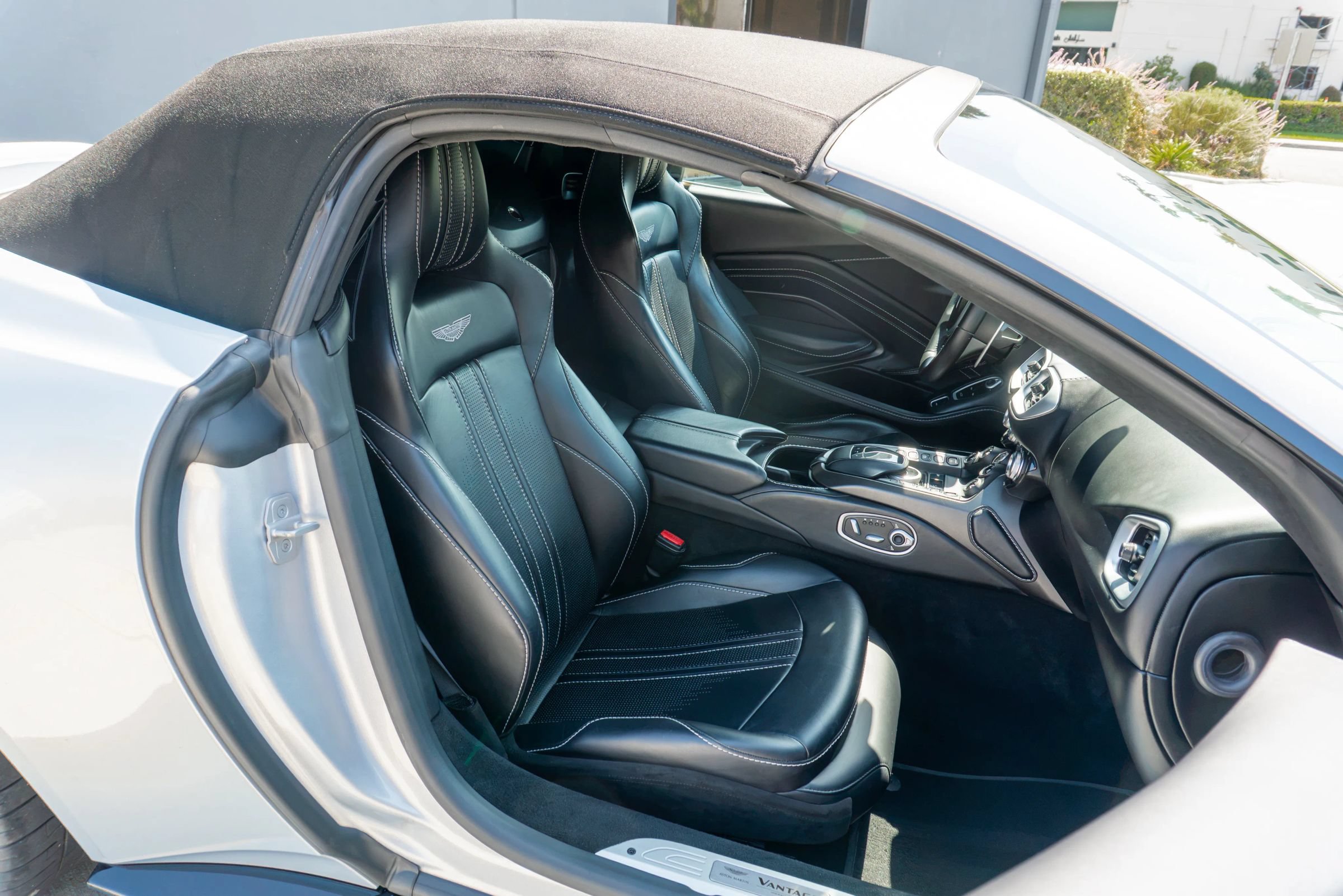 Used 2022 Aston Martin V8 Vantage Roadster RWD image 54