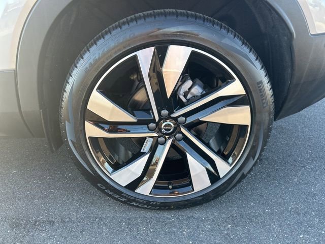 Certified 2025 Volvo XC40 B5 Plus AWD/4WD image 9