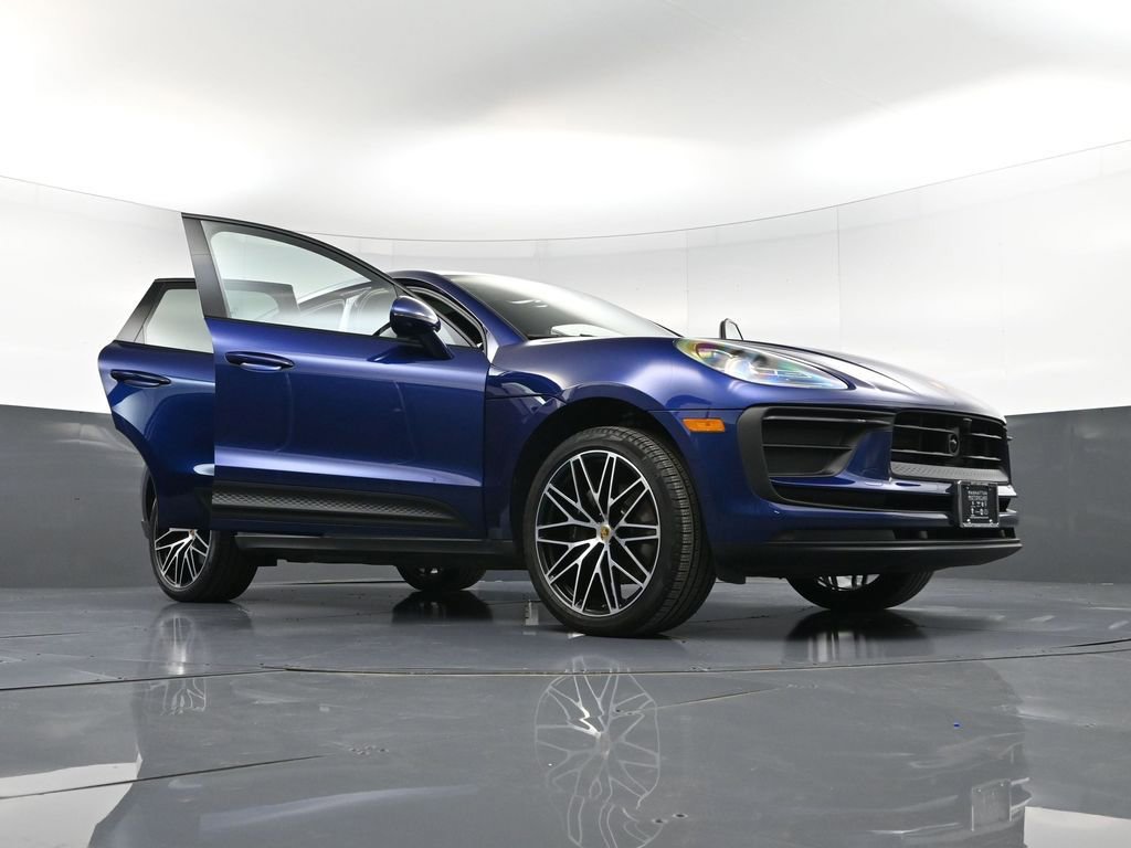 Certified 2025 Porsche Macan image 38