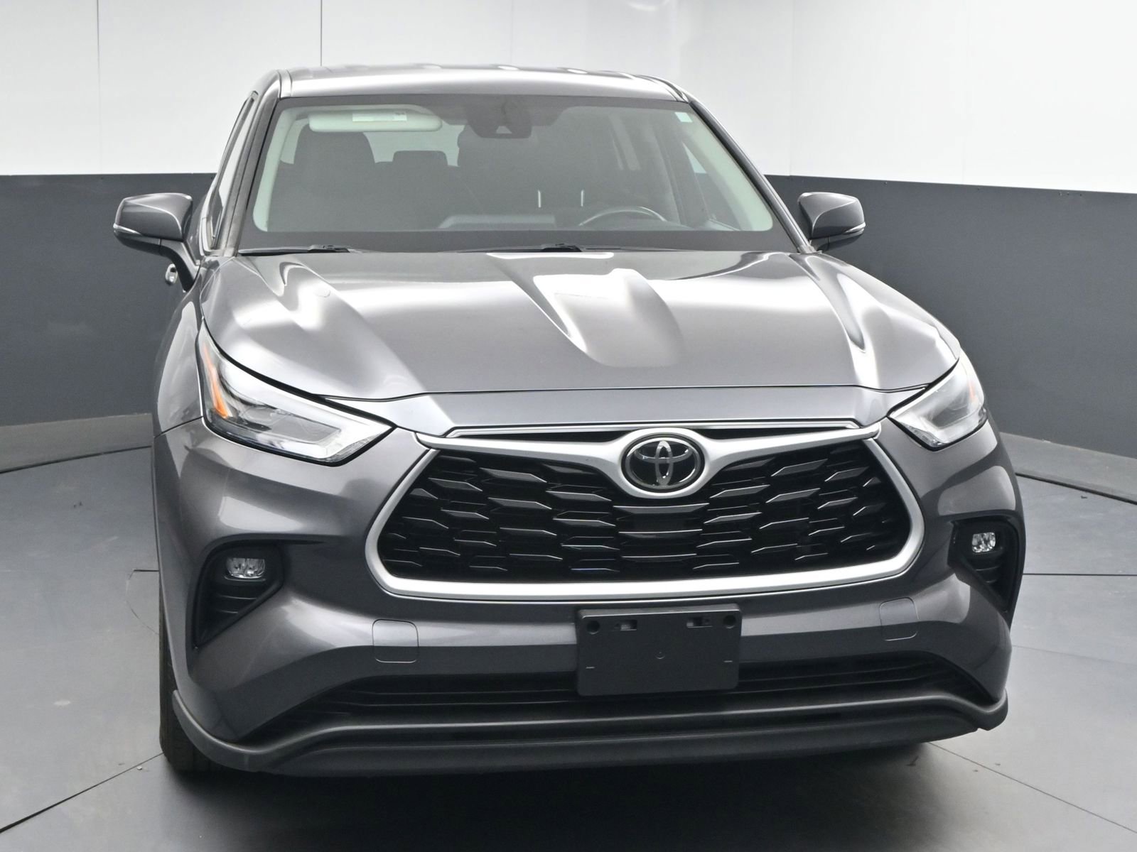 Used 2022 Toyota Highlander LE image 2