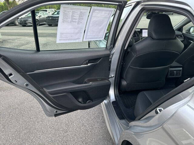 Used 2021 Toyota Camry SE w/ Cold Weather Package image 14