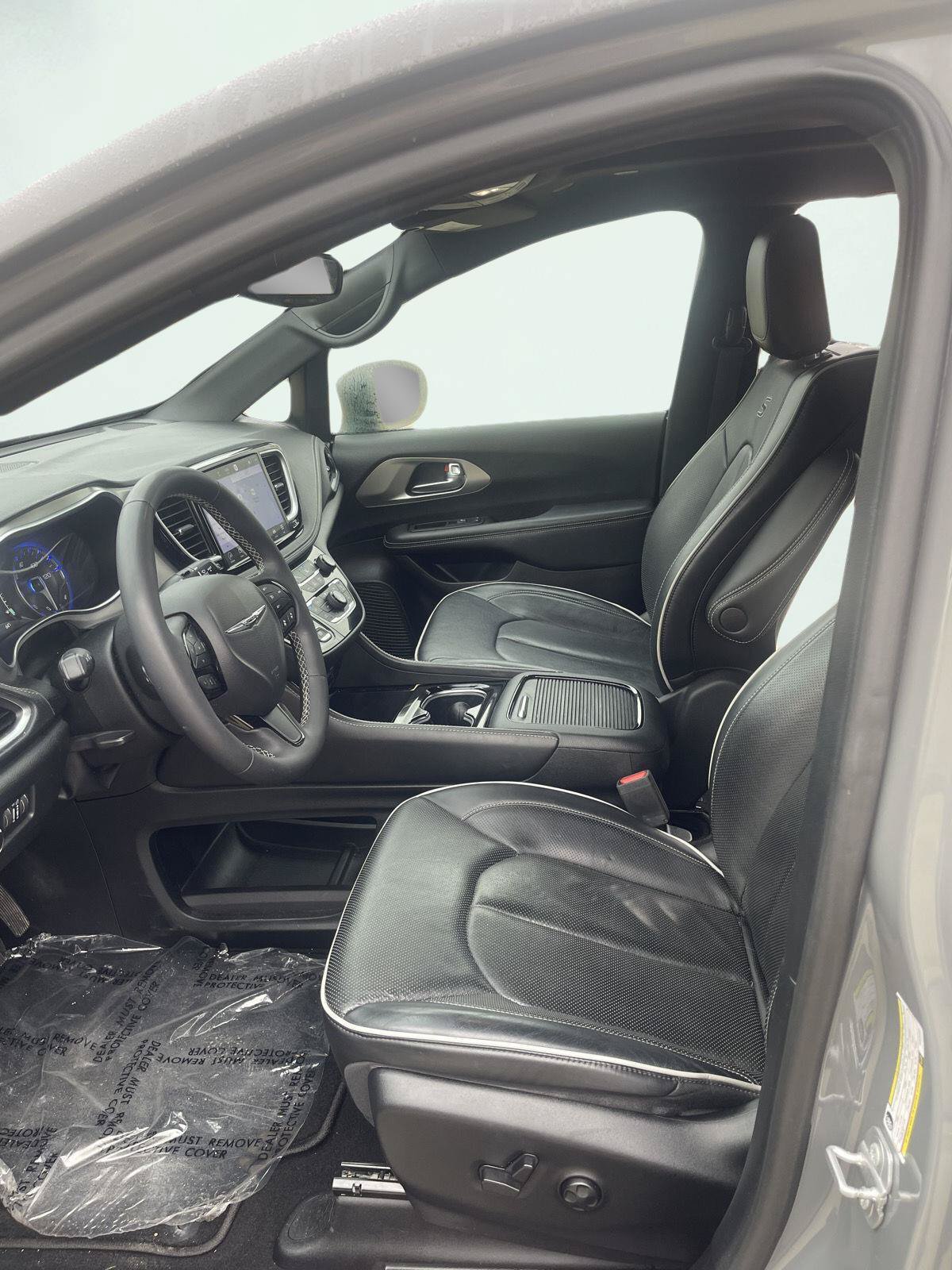Used 2023 Chrysler Pacifica Limited w/ Uconnect Theater Family Group FWD image 2