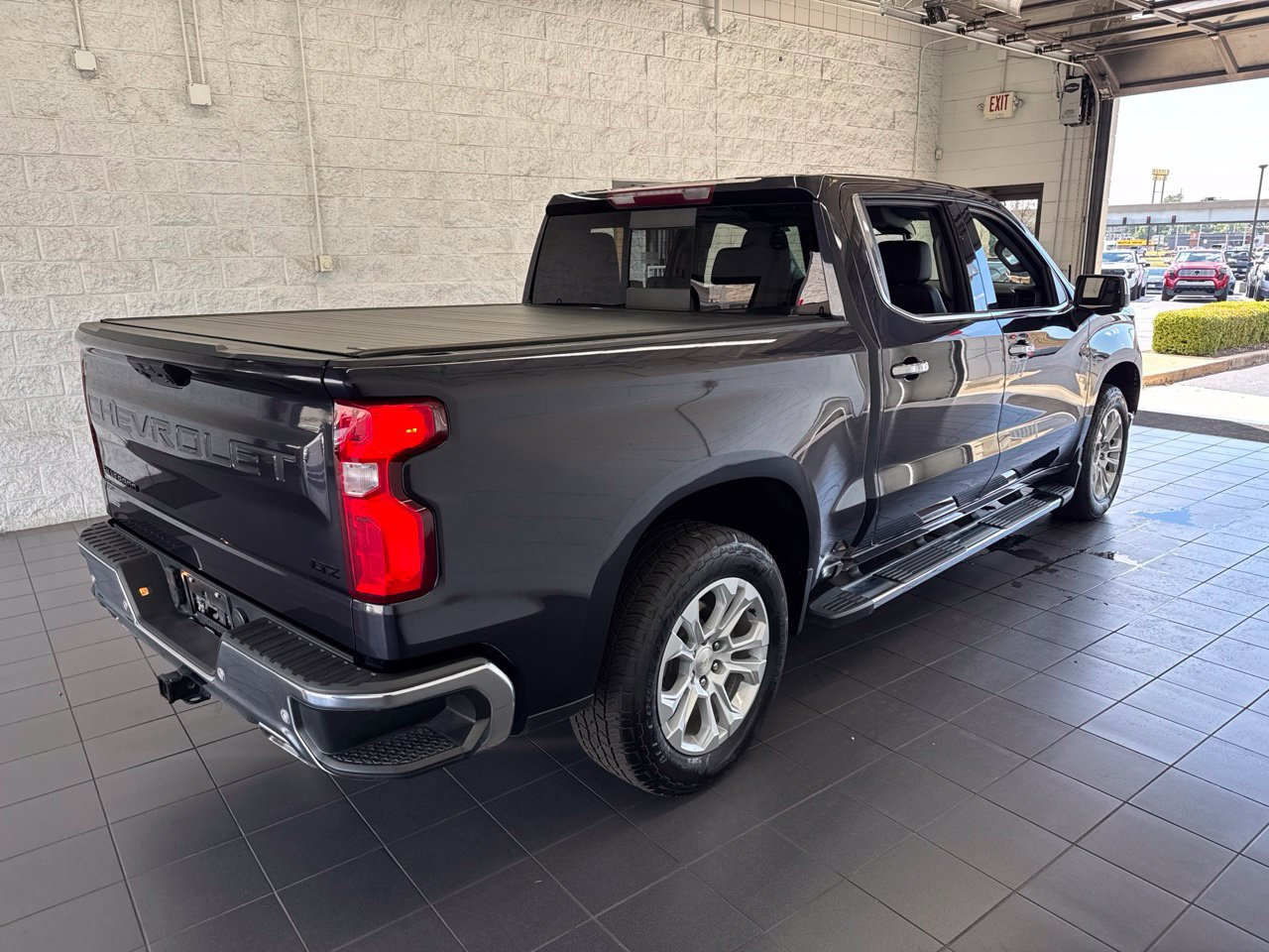 Used 2023 Chevrolet Silverado 1500 LTZ w/ LTZ Convenience Package II AWD/4WD image 8