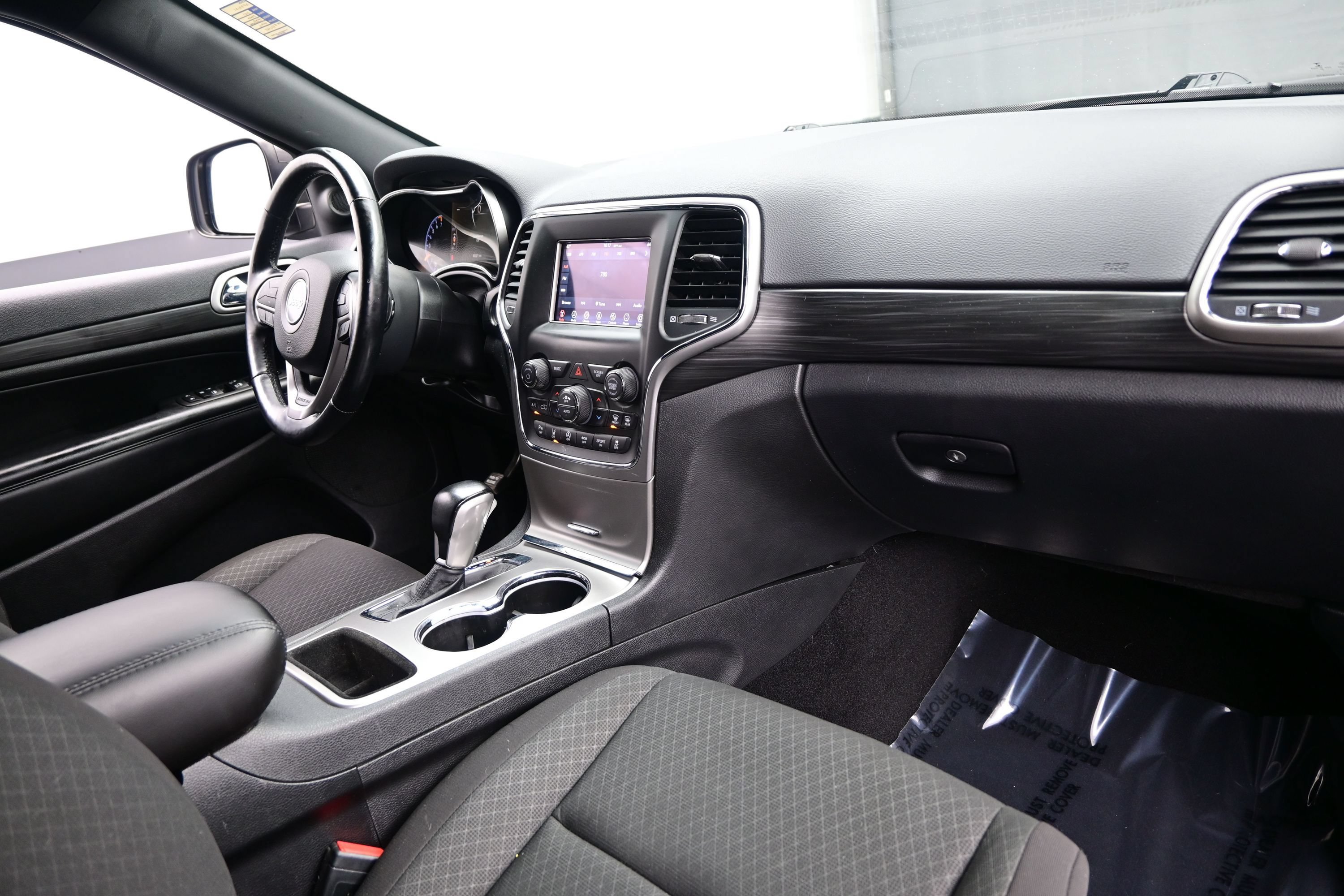 Used 2021 Jeep Grand Cherokee Laredo w/ Security & Convenience Group AWD/4WD image 14