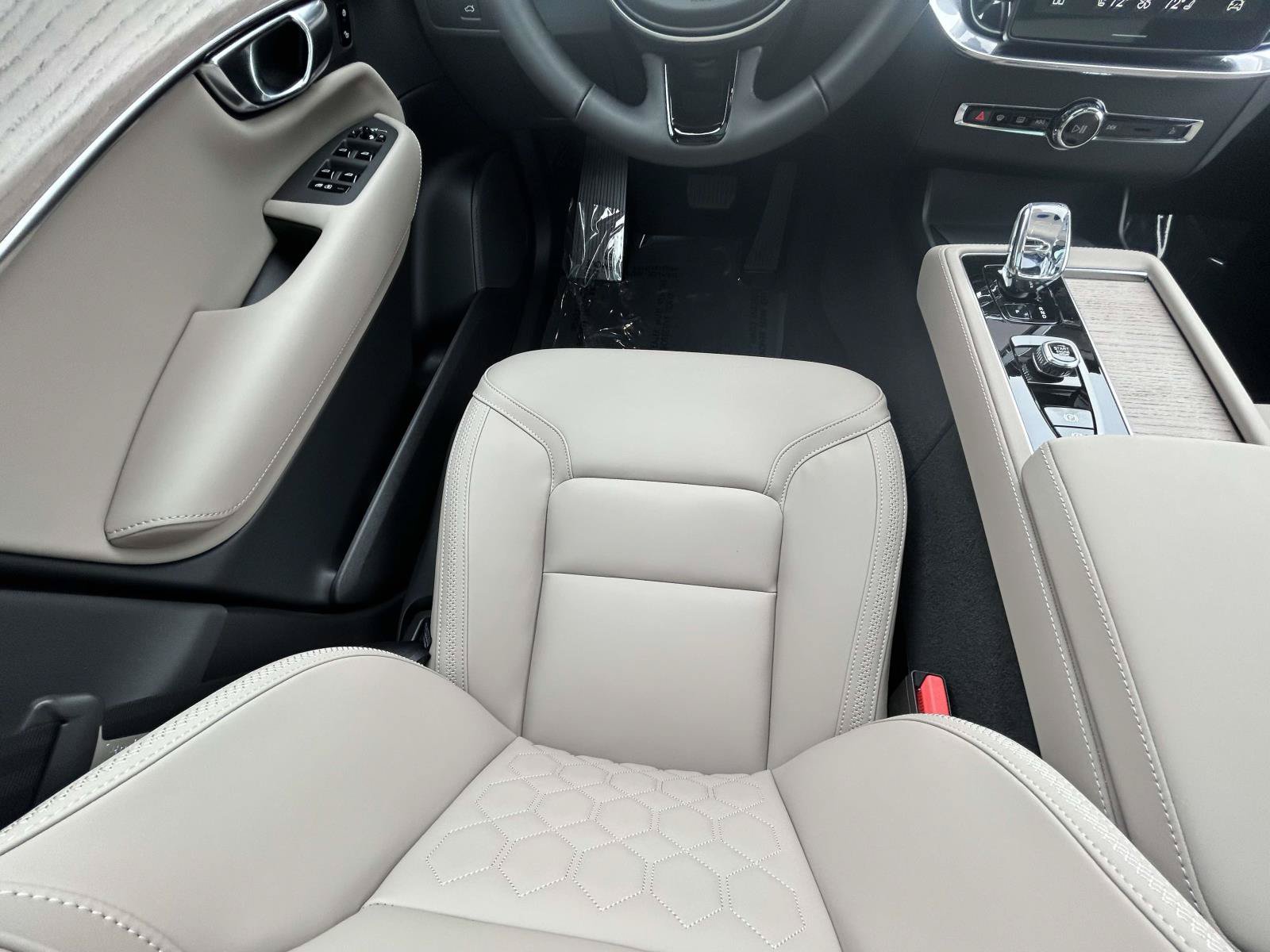 New 2026 Volvo XC90 B6 Plus w/ Protection Package Premier AWD/4WD image 15