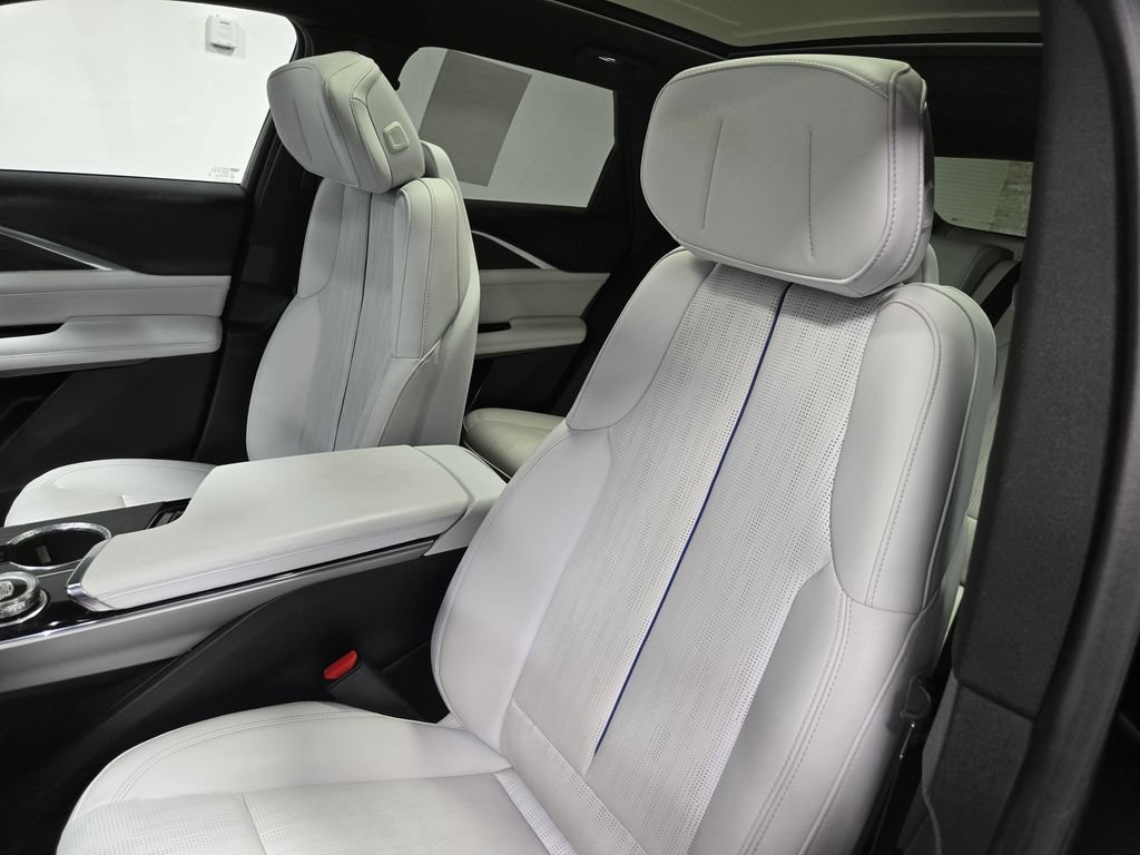 Used 2024 Cadillac Lyriq Luxury AWD/4WD image 12
