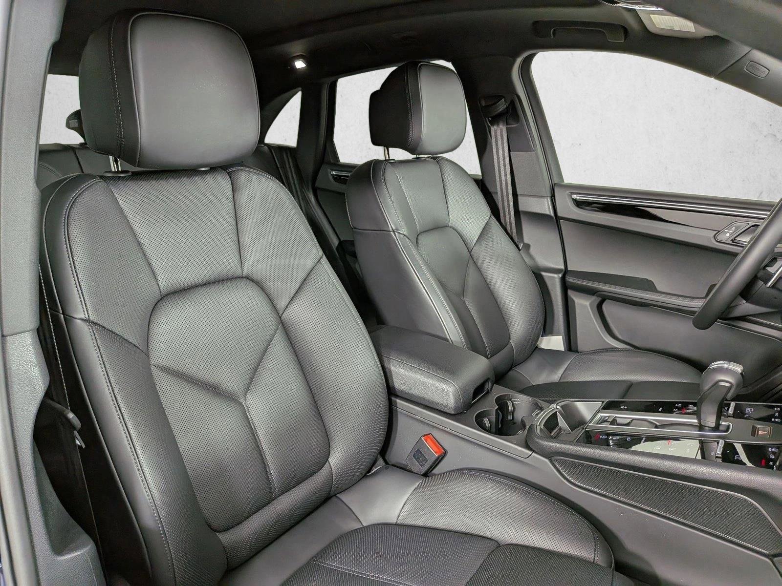 Certified 2025 Porsche Macan AWD/4WD image 23